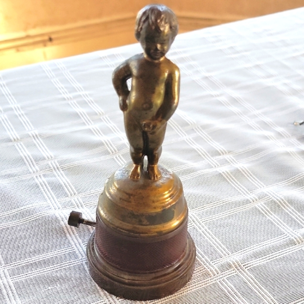 Vintage Manneken Pis Novelty Dice Game